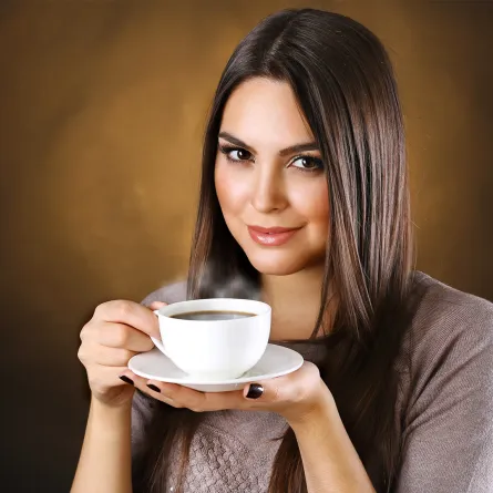 سيدة تشرب القهوة