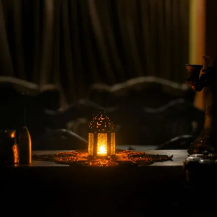 فانوس رمضان الشهير يضيء حوله بروحانية لافتة