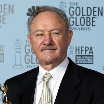 جين هاكمان في حفل توزيع جوائز جولدن جلوب السنوي الستين في بيفرلي هيلز، كاليفورنيا (Gene Hackman at the 60th Annual Golden Globe Awards in Beverly Hills, California). مصدر الصورة: HECTOR MATA / AFP