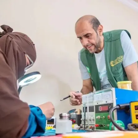 يعمل مركز الملك سلمان للإغاثة والأعمال الإنسانية على بناء قدراتهن عبر توفير برامج تدريبية في المجال المهني والتجاري