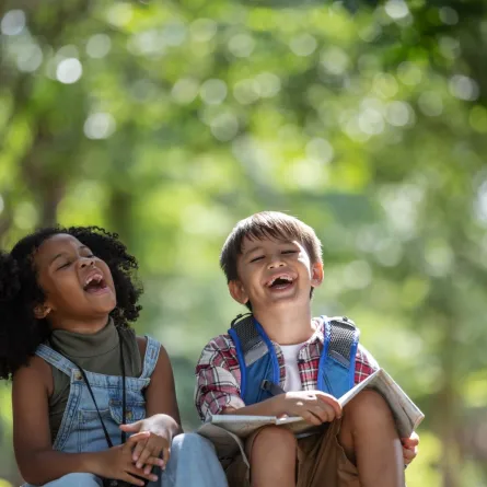 صورة طفلين يضحكان