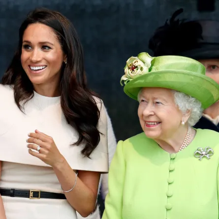 ميغان دوقة ساسكس والملكة إليزابيث الثانية في ويدنس بإنجلترا (Meghan, Duchess of Sussex and Queen Elizabeth II in Widnes, England). مصدر الصورة: Max Mumby/Indigo/Getty Images