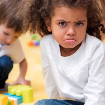 صورة لطفلة منزعجة