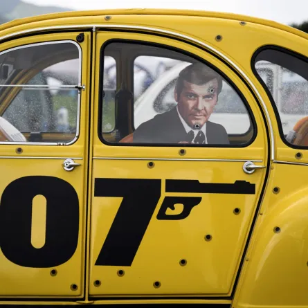 سيارة مزينة بشخصية سينمائية خيالية جيمس بوند بالقرب من ديليمونت، شمال سويسرا (A car adorned with fictional cinema character "James Bond" near Delemont, northern Switzerland). مصدر الصورة: GABRIEL MONNET / AFP