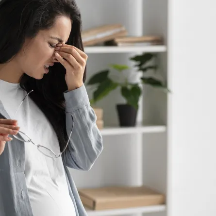 صورة لامرأة حامل تشعر بالتعب