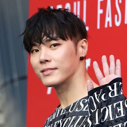 ويسونغ خلال أسبوع الموضة في سيول (Wheesung during Seoul Fashion Week in Seoul). مصدر الصورة: YONHAP / AFP