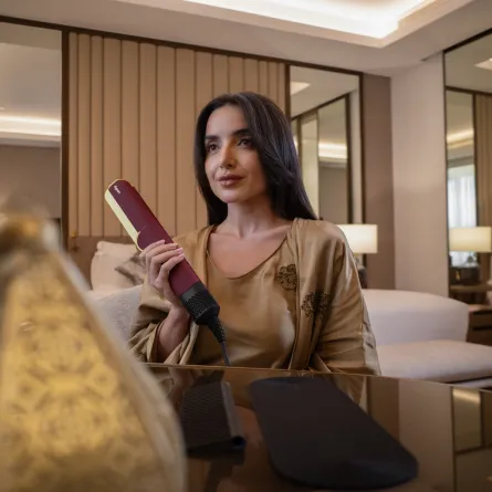 إصدار خاص من دايسون لمنتجات العناية بالشعر بألوان حصرية بين الأحمر المخملي والذهبي - الصورة من العلامة 