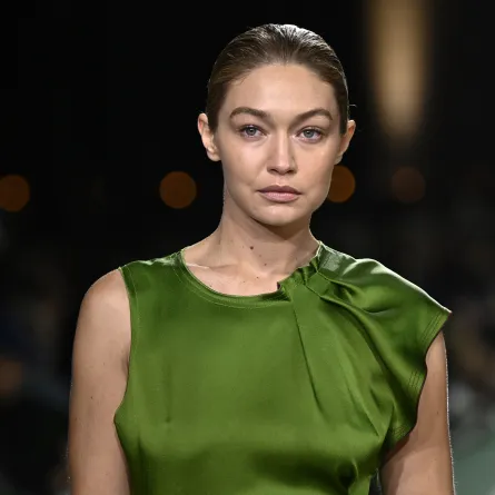 جيجي حديد تعرض تصميماً من توقيع فيكتوريا بيكهام في باريس (Gigi Hadid presents a creation by Victoria Beckham in Paris). مصدر الصورة: JULIEN DE ROSA / AFP