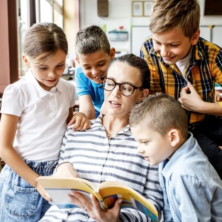 صورة معلمة تقرأ