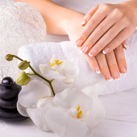 ماسك اليدين للتفتيح بمكونات طبيعية