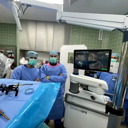 مستشفى الملك فهد الجامعي ينجح بإجراء عملية كسر في العمود الفقري والحوض باستخدام تقنية الروبوت