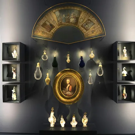 قوارير عطور من القرن الثامن عشر معروضة في متحف Fragonard Perfume Museum في بارس (مصدر الصورة Thomas Samson / AFP ).