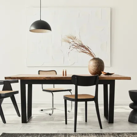 غرفة طعام مؤثثة بأثاث مصنوع من الخشب