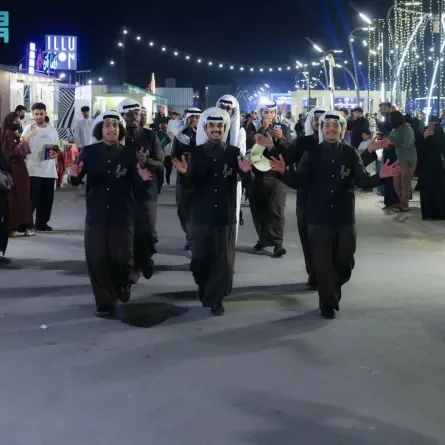 يحظى المتجولون بين مناطق الفوانيس، برحلة تراثية للعروض الحية التي تحتضنها جنبات المنطقة