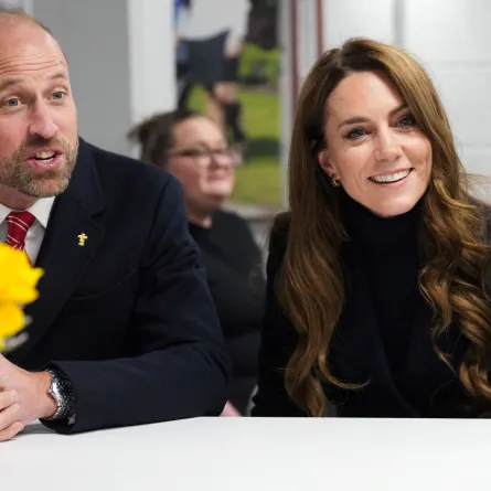 كاثرين (كيت ميدلتون) والأمير ويليام قبل حضور مباراة اتحاد الرجبي الدولية للأمم الستة، بين ويلز وإنجلترا، في ملعب برينسيباليتي في كارديف، جنوب ويلز (Catherine and Prince William before attending the Six Nations International rugby union match, between Wales and England, at the Principality Stadium in Cardiff, south Wales). مصدر الصورة: Alastair Grant / POOL / AFP