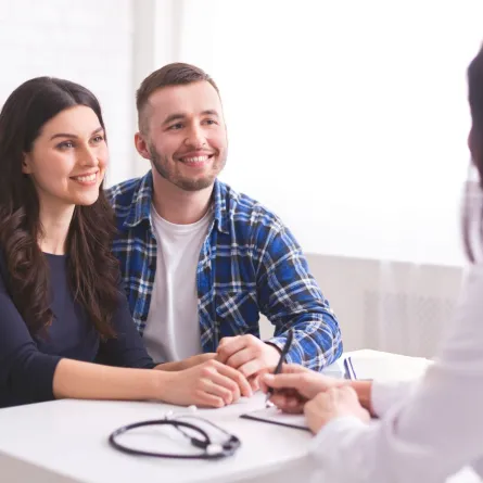 صورة زوجين عند الطبيب