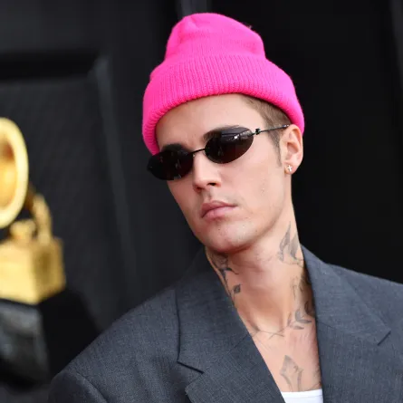 جاستن بيبر في حفل توزيع جوائز غرامي 2022 (Justin Bieber at the Grammy Awards). مصدر الصورة: ANGELA WEISS / AFP