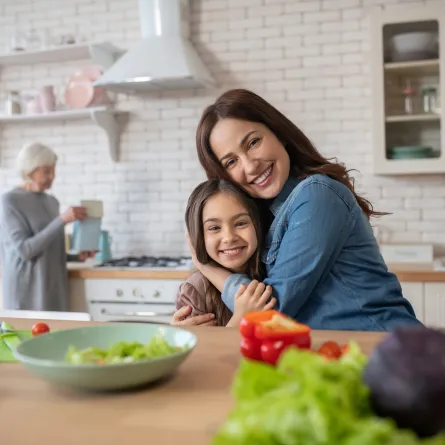 صورة لأم تحتضن طفلتها