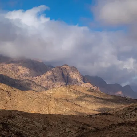 جبل اللوز يبعُد حوالي مائتي كيلومتر شمال غرب مدينة تبوك