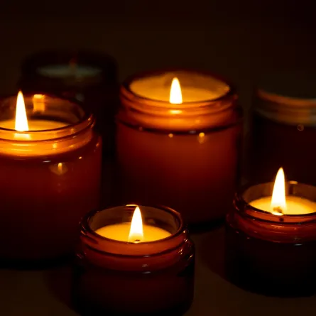 شموع عطرية مصنوعة يدويّاً في برطمانات زجاجية 