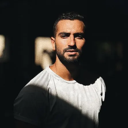 محمد الشرنوبي يحمس الجمهور للحلقات القادمة من إش إش