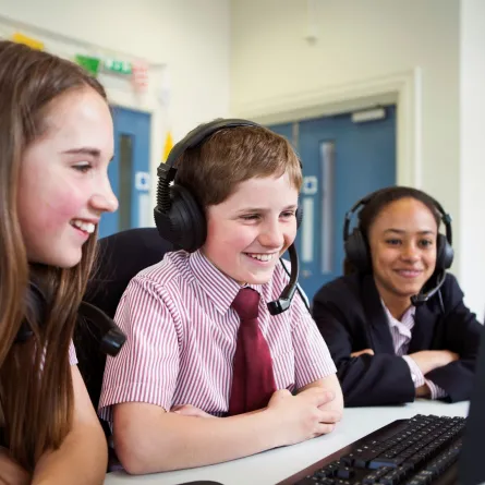 صورة طلاب في الإذاعة المدرسية