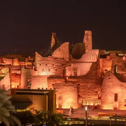 مدينة الدرعية القديمة مضاءة ليلاً 