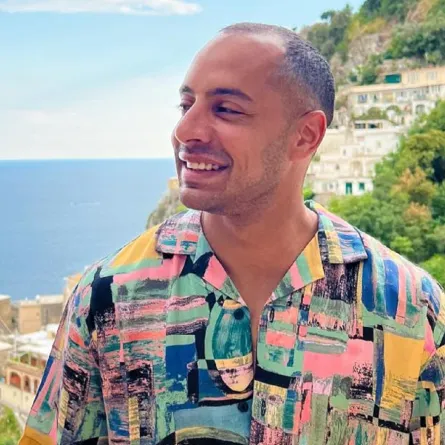 عمرو وهبة يدافع عن بطل مسلسل شباب امرأة