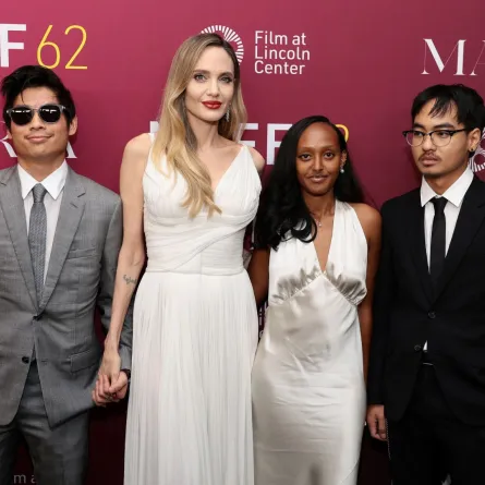 باكس ثين جولي-بيت، أنجلينا جولي، زهارا مارلي جولي، ومادوكس تشيفان جولي-بيت في قاعة أليس تولي، مركز لينكولن، مدينة نيويورك (Pax Thien Jolie-Pitt, Angelina Jolie, Zahara Marley Jolie and Maddox Chivan Jolie-Pitt at Alice Tully Hall, Lincoln Center in New York City). مصدر الصورة: Dimitrios Kambouris/Getty Images for FLC/AFP