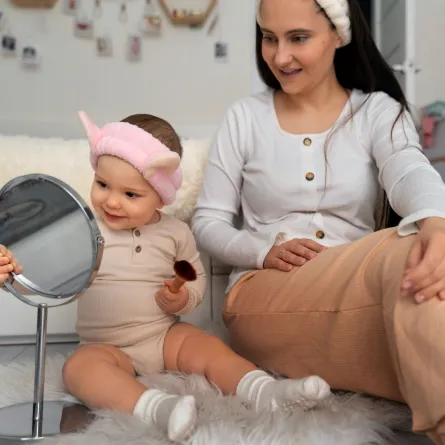 صورة لام مع طفلتها أمام المرآة