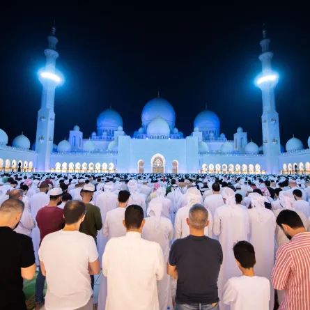 جامع الشيخ زايد الكبير يعتمد جدول قراء العشر الأواخر  - الصورة من وام