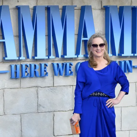 ميريل ستريب على السجادة الحمراء  في العرض الأول لفيلم "ماما ميا!" (  Meryl Streep on the red carpet at the premiere of "Mamma Mia!"). مصدر الصورة:Anthony HARVEY / AFP