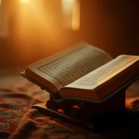 مصحف قرآن كريم يشع نوراً على حامله