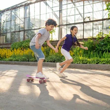 صورة لأطفال يلعبون