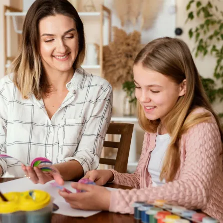 صورة لأم تعد توزيعات العيد مع طفلتها