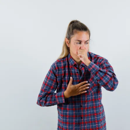 امرأة تشعر بضيق التنفس- المصدر freepik