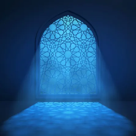 نافذة تشع ضوءا وروحانية بالمسجد
