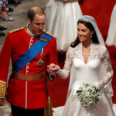 الأمير ويليام وكيت يسيران في ممر كنيسة وستمنستر بعد زفافهما الملكي في لندن (Prince William and Kate walk up the aisle of Wesminster Abbey after their royal wedding, in London). مصدر الصورة: AFP PHOTO/ POOL/ SUZANNE PLUNKETT
