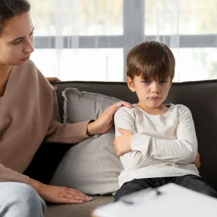 صورة لأم تحاول ان تتقرب من طفلتها