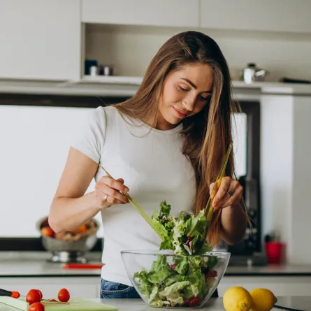 سيدة تعتمد رجيماً صحياً وسريعاً لاستقبال عيد الفطر بجسم مثالي