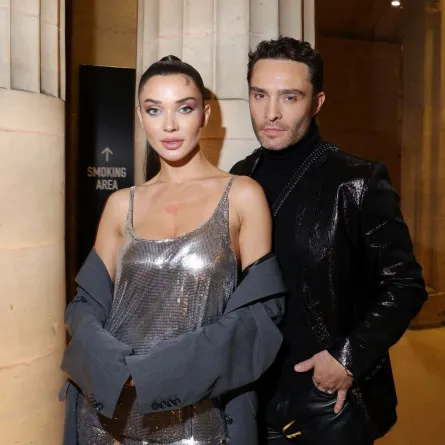 إيمي جاكسون، إد ويستويك في باريس، فرنسا (Amy Jackson, Ed Westwick in Paris, France River). مصدر الصورة: Callaway/WWD via Getty Images