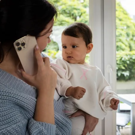 صورة لأم ومولودها