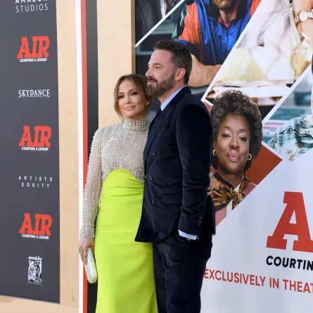جينيفر لوبيز وبن أفليك Jennifer Lopez and Ben Affleck في عرض AIR (مصدر الصورة: Jon Kopaloff / GETTY IMAGES NORTH AMERICA / Getty Images via AFP)