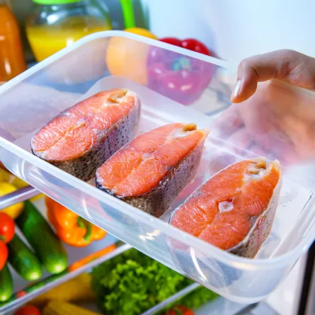 وعاء محتو على السلمون النيء 