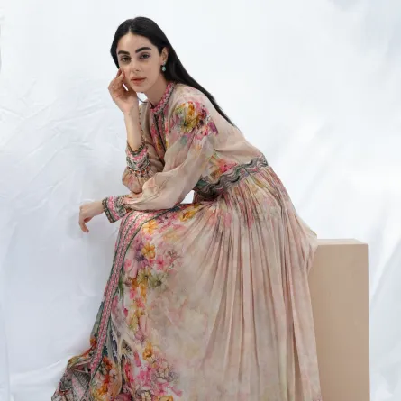 فستان حريري مطبع بالورود من فريال البستكي 