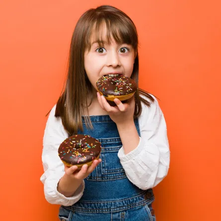 صورة لطفلة تتناول الحلوى