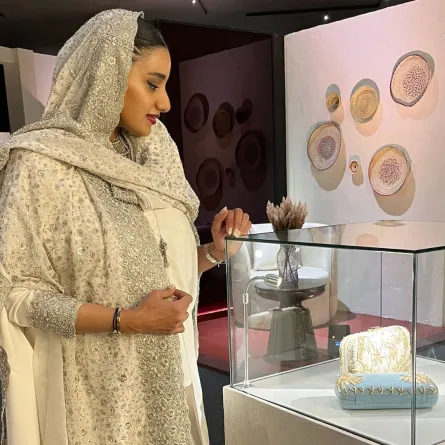 المصممة سجى اليوسف مع مجموعة الحقائب الجديدة 