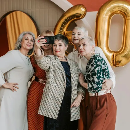 سيدات في سن الستين