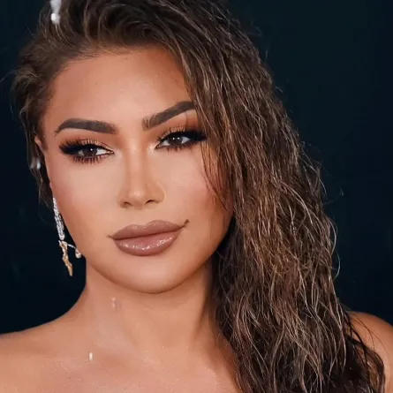 تسريحات شعر مبللة لربيع 2025 على طريقة النجمات