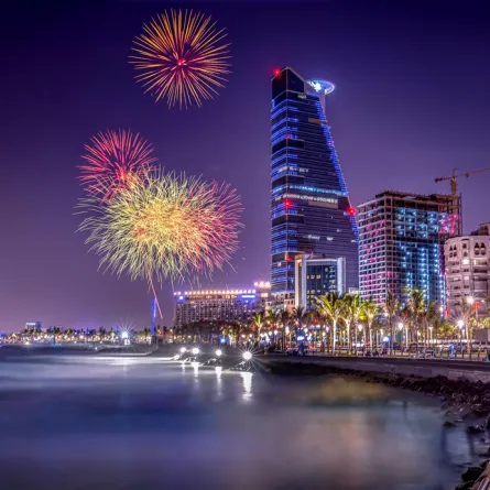 الألعاب النارية تُشعل سماء جدة